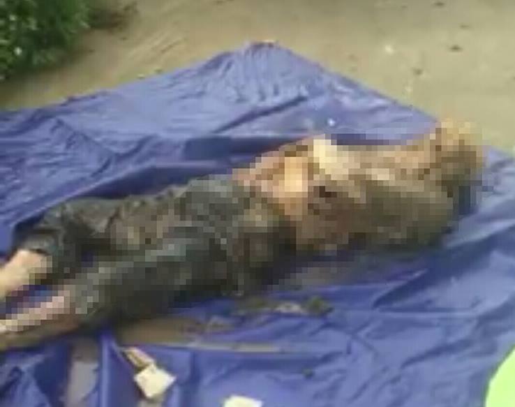 Xác chết được phát hiện trên sông Văn Úc - Ảnh CTV